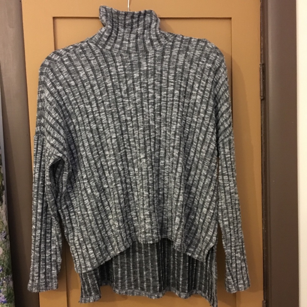 American Eagle Turtle Neck!